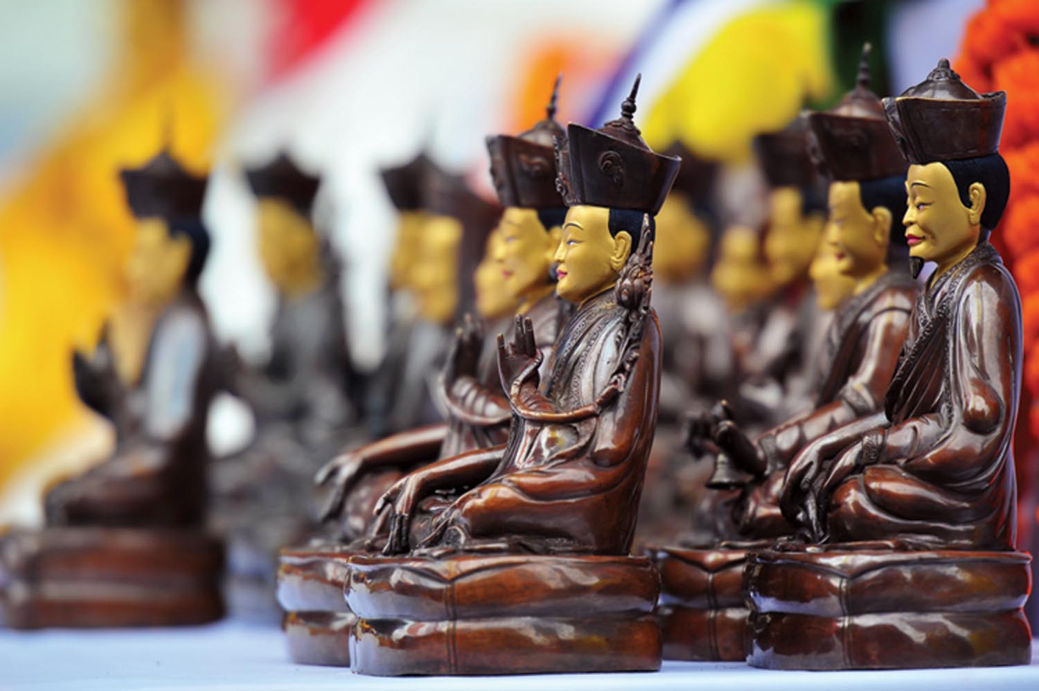 Les enseignements du Seigneur Gampopa sont perpétués par le « rosaire d’or » des maîtres de la lignée, qui font que les enseignements Dagpo Kagyu sont aujourd’hui accessibles au monde entier. Stephan Storm et le shédra de Karma Lèkshey Ling ont offert cette série de statues de l’ensemble du rosaire d’or au XVIIe Karmapa, lors de la cérémonie d’ouverture de ‘Karmapa 900’ à Bodhgaya, en décembre 2010. Photo de Liao Kuo Ming.
