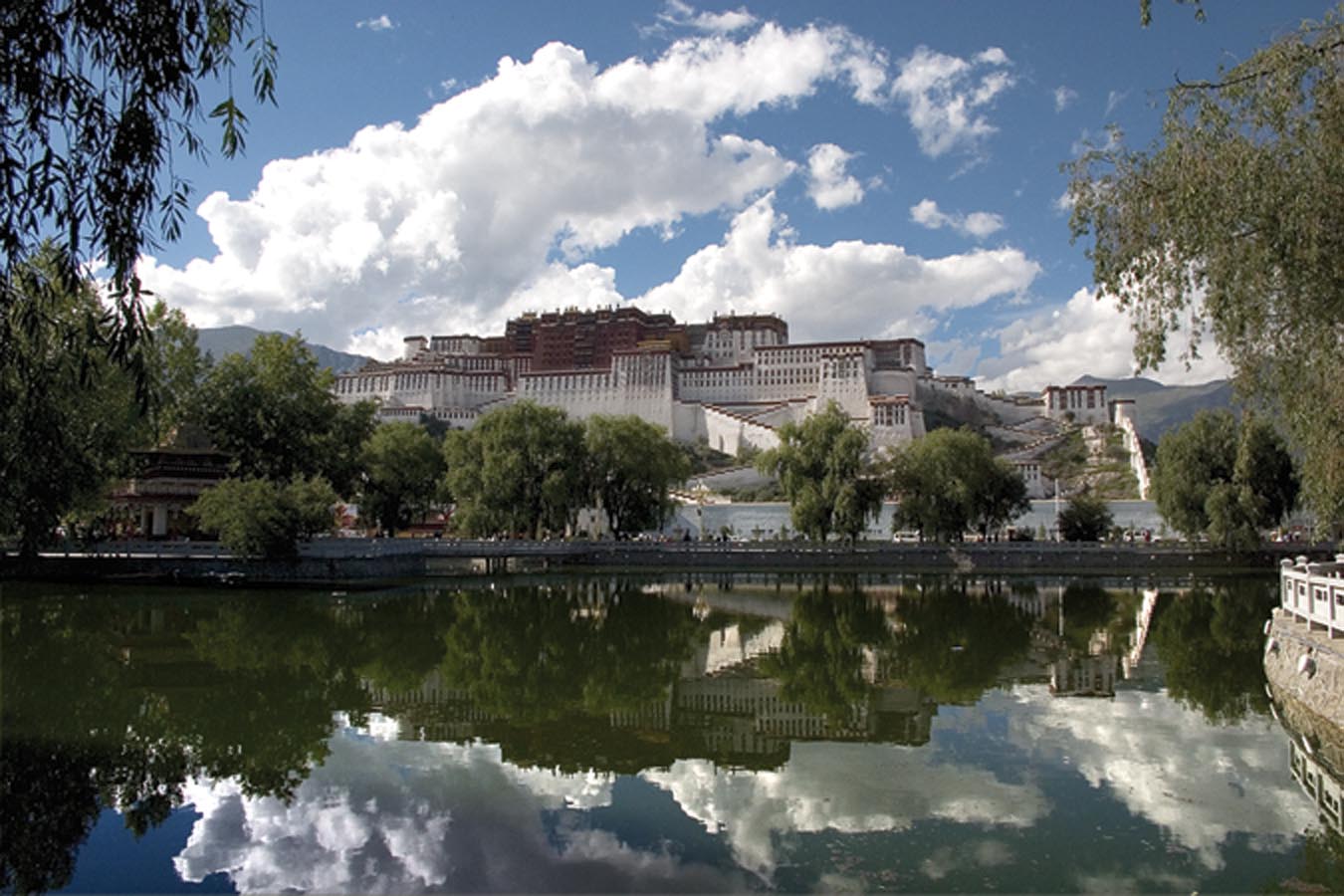 Surplombant Lhassa, le palais du Potala est une sorte de testament du pouvoir administratif aux mains de l’école Guéloug entre le XVIIe siècle et les années 1950. Il a servi à la fois de résidence aux Dalaï-Lamas et de siège du gouvernement tibétain pendant trois siècles. Photo de Claire Pullinger.
