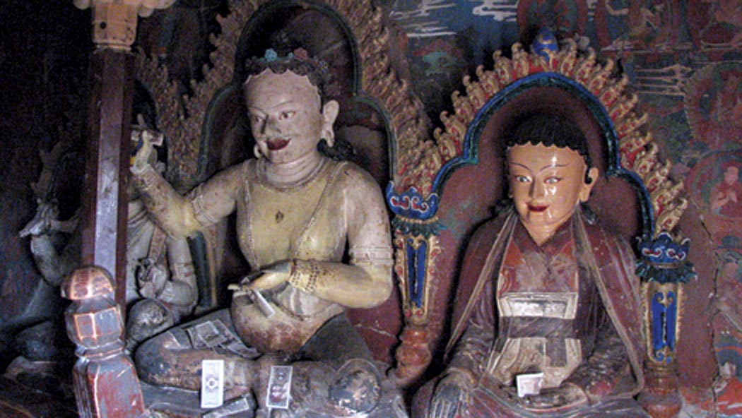 Marpa et son lama Nāropa sont assis côte à côte dans le Koumboum de Gyantsé au Tibet (XVe siècle). Photo de Orna Tsultem.