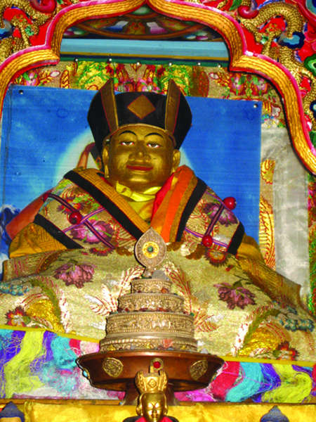 Représentation centrale de Dusoum Khyènpa à son monastère de Pangpouk, au Tibet oriental. Photo avec l’aimable autorisation de Rokpa.
