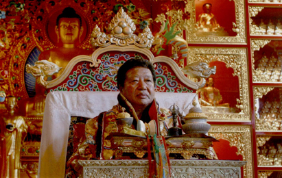 Akong Rinpotché dans le temple à Samyé Ling